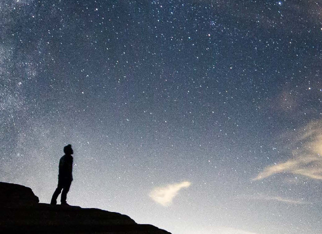 Advisor looking in the sky